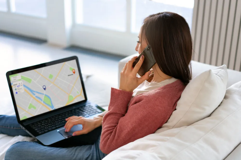 Persoană care sună o afacere găsită printr-o căutare locală pe Google Maps