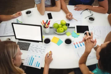Echipă care evaluează dacă prețul serviciilor SEO se justifică prin rezultate